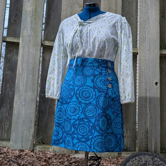 Buttoned Skirt with Pockets - Picture 2 of 10